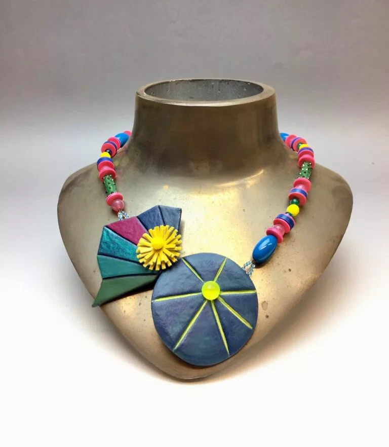Collier capucine en folie, feuille de capucine stylisée en papier mâché teinté en bleu, perles en verre et Bakélite