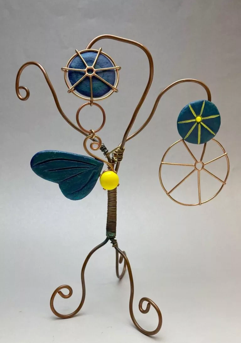 Boucles d’oreilles asymétriques, aile de papillon et feuille de capucine stylisée en papier mâché teinté en bleu