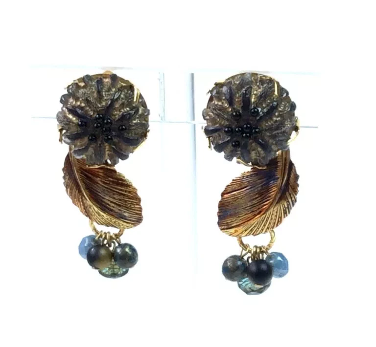 Boucles d’oreilles Bourgeons clair de lune, cabochons en résine patine or, feuilles en laiton or irisé