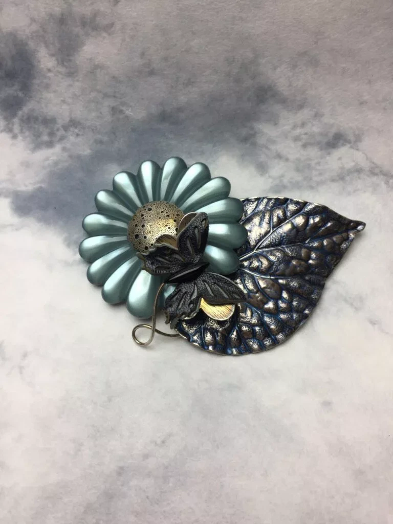Broche Fleur de lune en résine, papillon de nuit en cuir, feuille en laiton émaillé