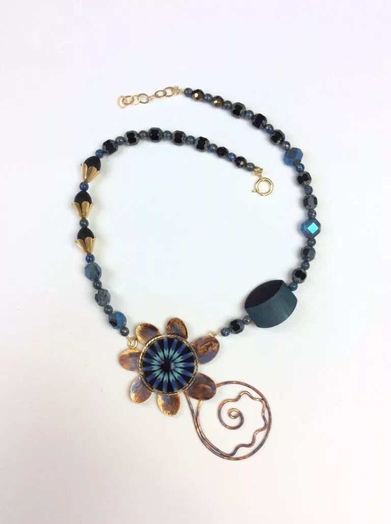 Collier Eclat de lune, fleur en résine stratifiée et laiton or irisé, perles en verre