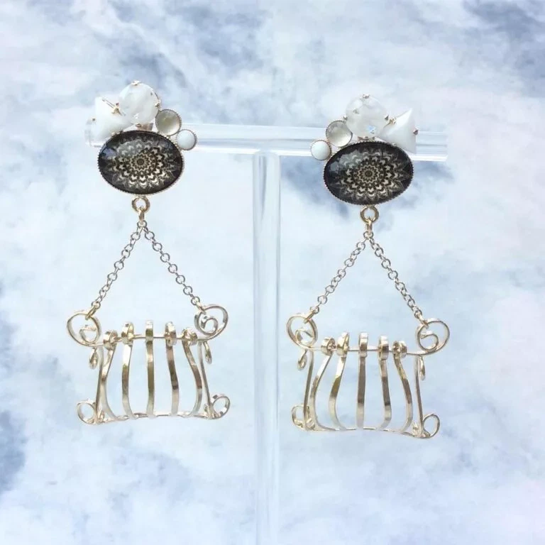 Boucles d’oreilles balcons façonnés à la main, fils de laiton galbés, cabochons en verre givré et motif rosace