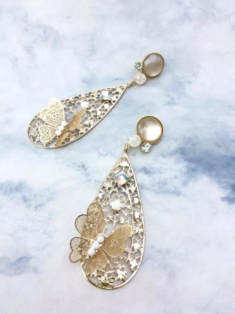 Boucles d’oreilles, pampilles en filigrane XL, papillon tulle de métal, cabochon en verre cristal et feuille d’argent