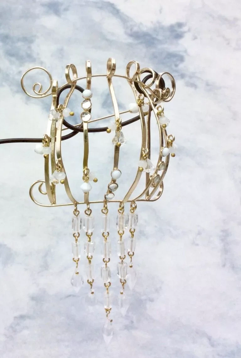 Broche balcon, fils de laiton galbés, doré light gold, pampilles en cristal