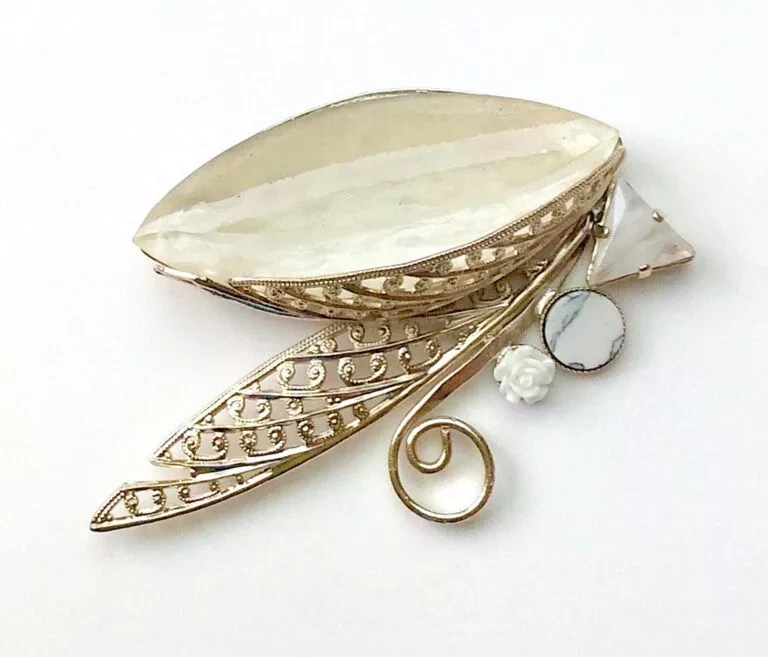 Broche navette, résine couleur ice, feuilles en laiton filigrané doré light gold