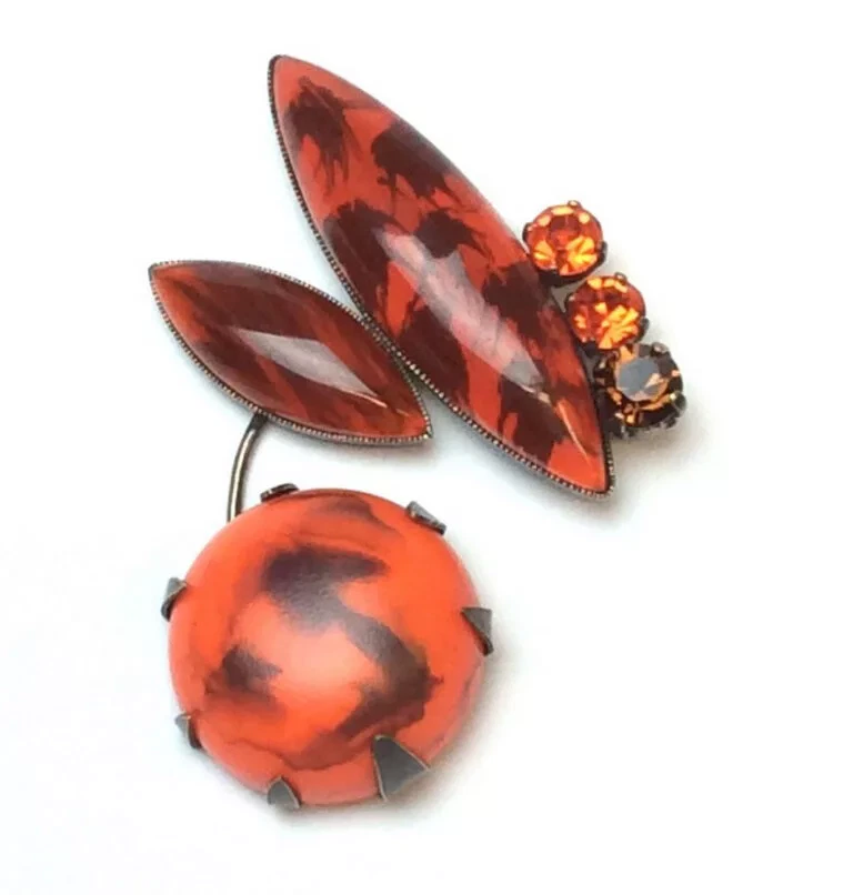 Broche multi-cabochons en résine et verre, marron roussi et orange volcanique