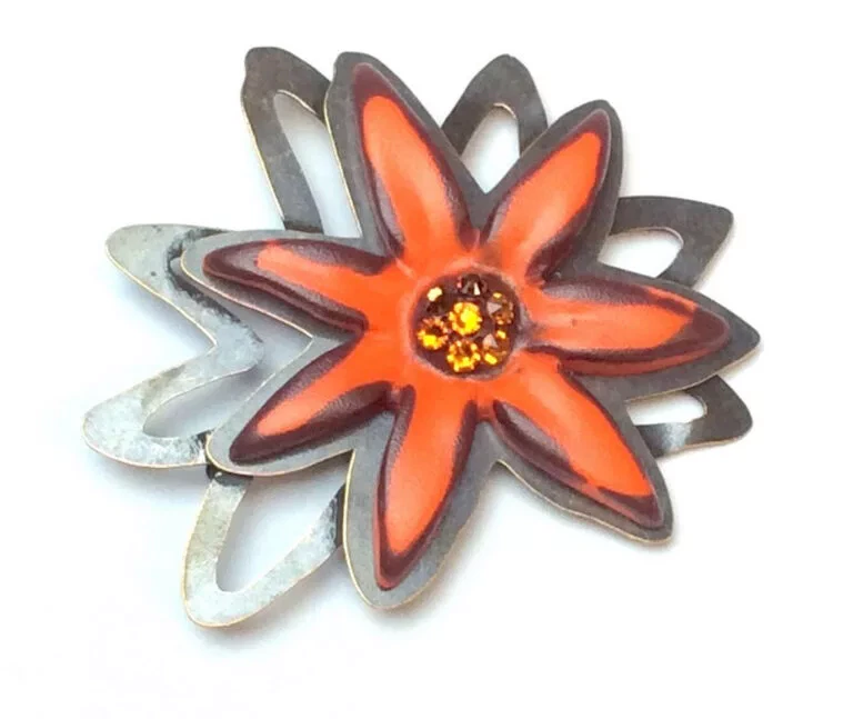 Broche motif étoiles en résine orange volcanique et laiton découpé, finition bronze antique