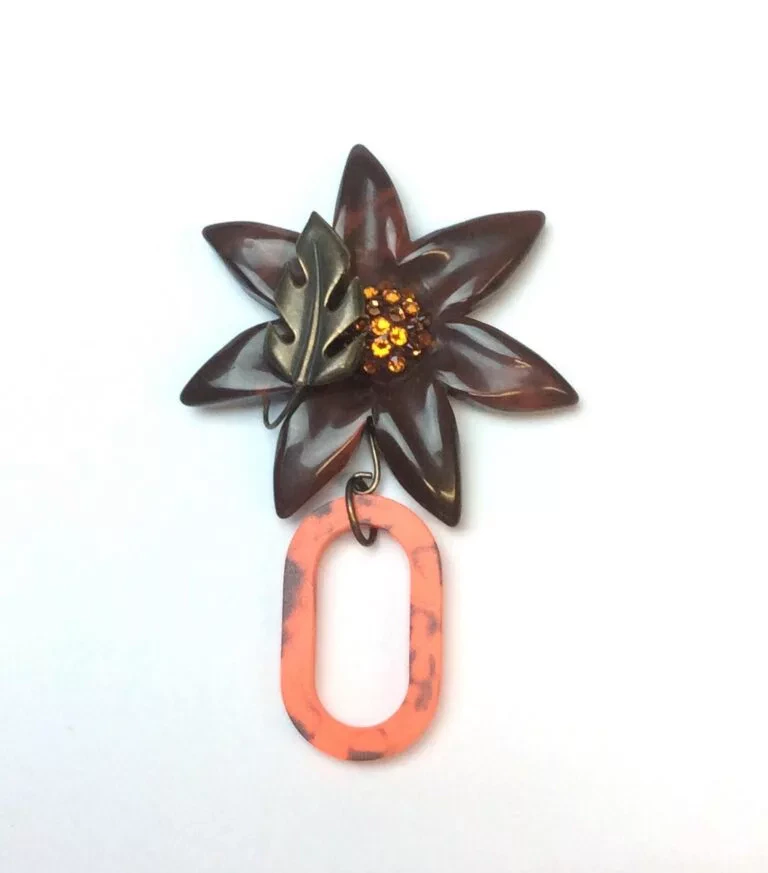 Broche fleur brûlée en résine et pendant anneau orange volcanique