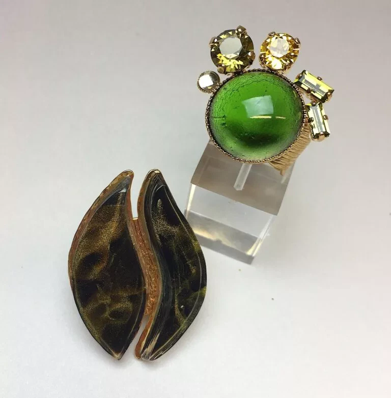 Bagues, éclats de résine vert moiré, composition de cabochons en verre à effet volcanique