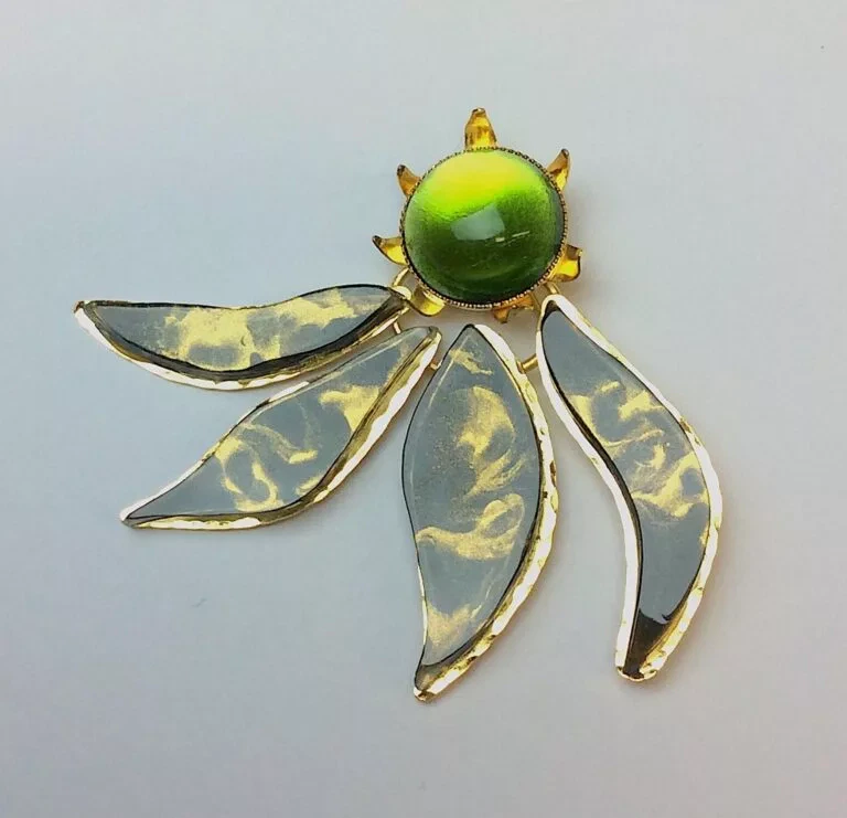 Broche , éclats de résine vert moiré, cabochon en verre effet volcanique