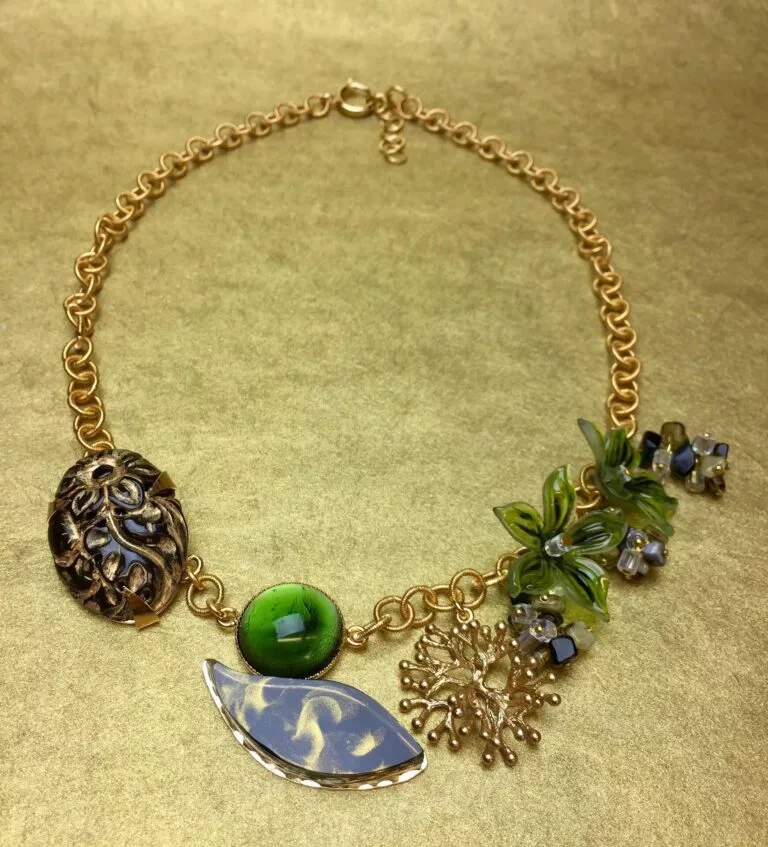 Collier, composition de motifs en résine, noir charbonneux et vert moiré, pampilles en verre, chaîne à mailles fantaisies dorée