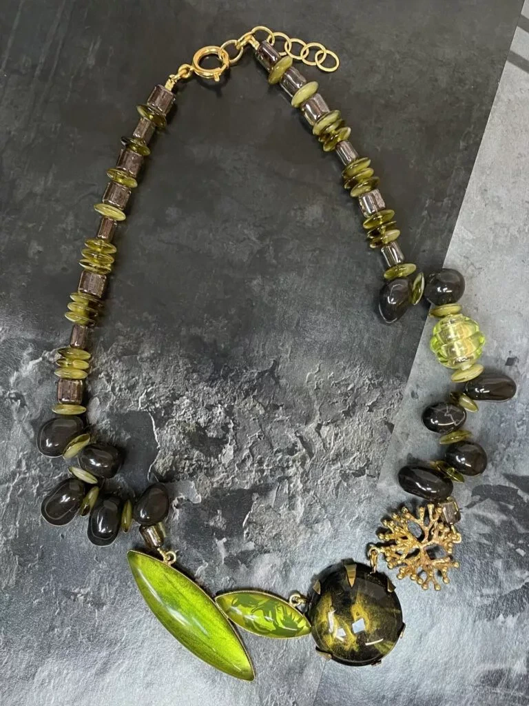Collier asymétrique, cabochon en résine vert moiré, perles en verre vert moiré et agate noir charbonneux