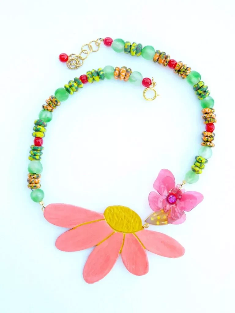 Collier Brazil jardin, fleur en papier mâché, papillon en pvc, perles en verre