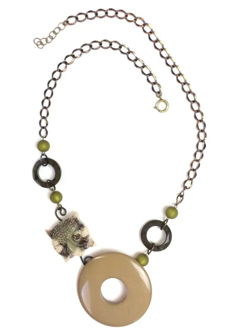 Collier au hibou camouflé, anneaux en résine et Galalithe, chaîne en laiton