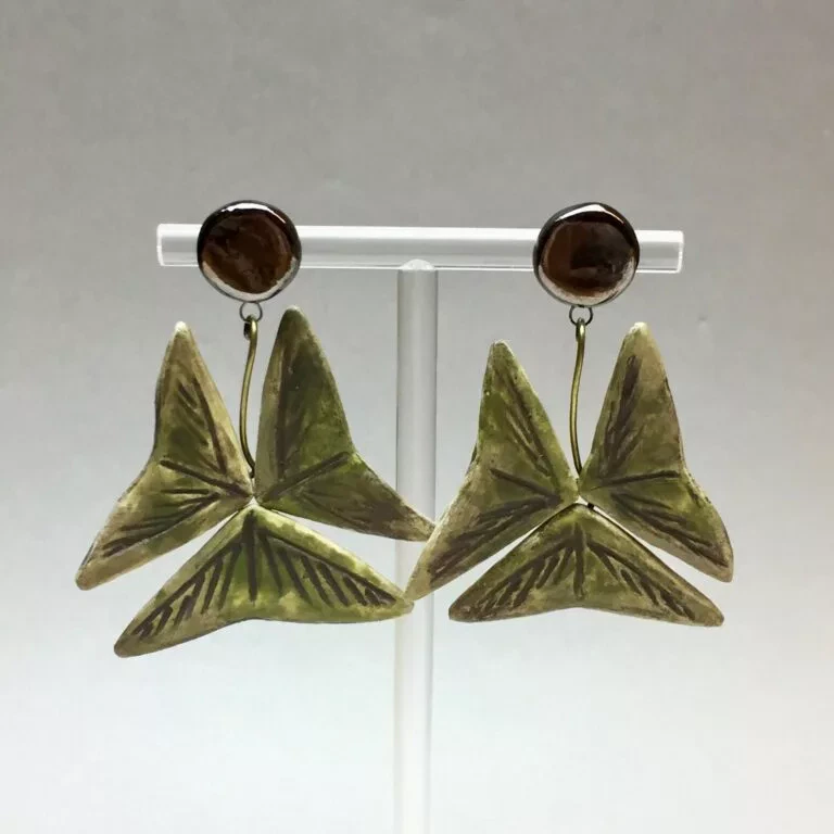 Boucles d’oreilles oxalis en papier mâché, effet camouflage, bouton piercing en céramique