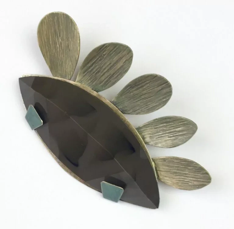 Broche motif bourgeon, navette en résine vert kaki, effet camouflage