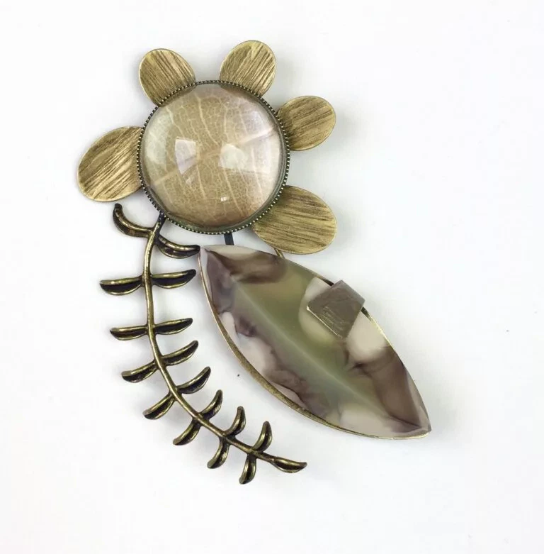 Broche branche en laiton, finition bronze antique, cabochons à effet camouflage