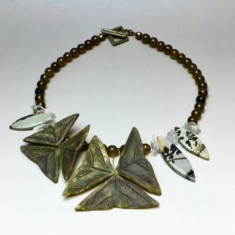 Collier paysage, oxalis en papier mâché, effet camouflage, perles en verre et agate