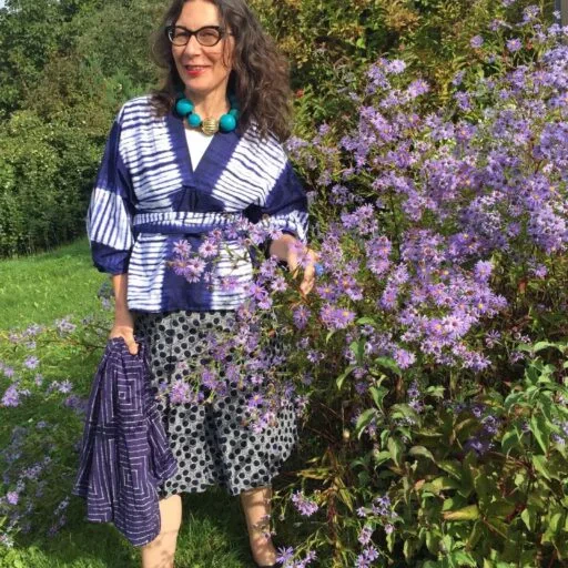 Claudine Vitry portrait en camaïeu de bleu indigo