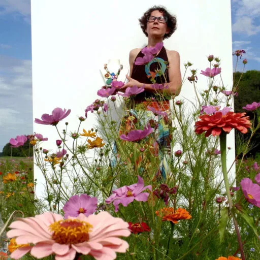 Claudine Vitry portrait dans un champ de cosmos et zinnias