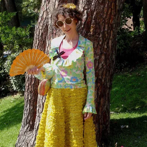 Claudine Vitry portrait à l'éventail et libellule noire