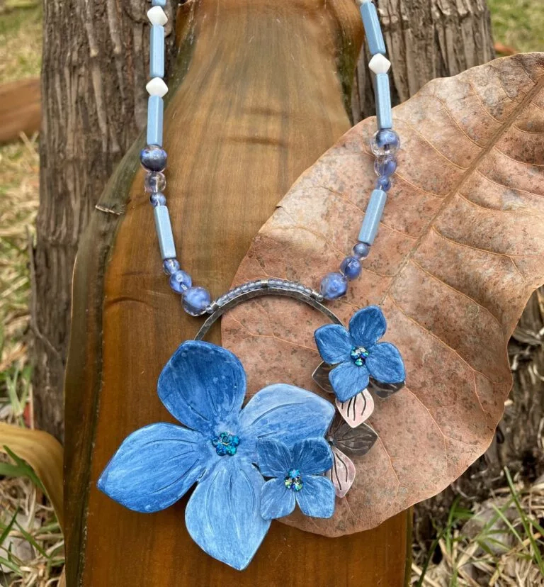 Collier motif hortensia bleu , papier mâché teinté bleu et laiton découpé, collier en perles de verre