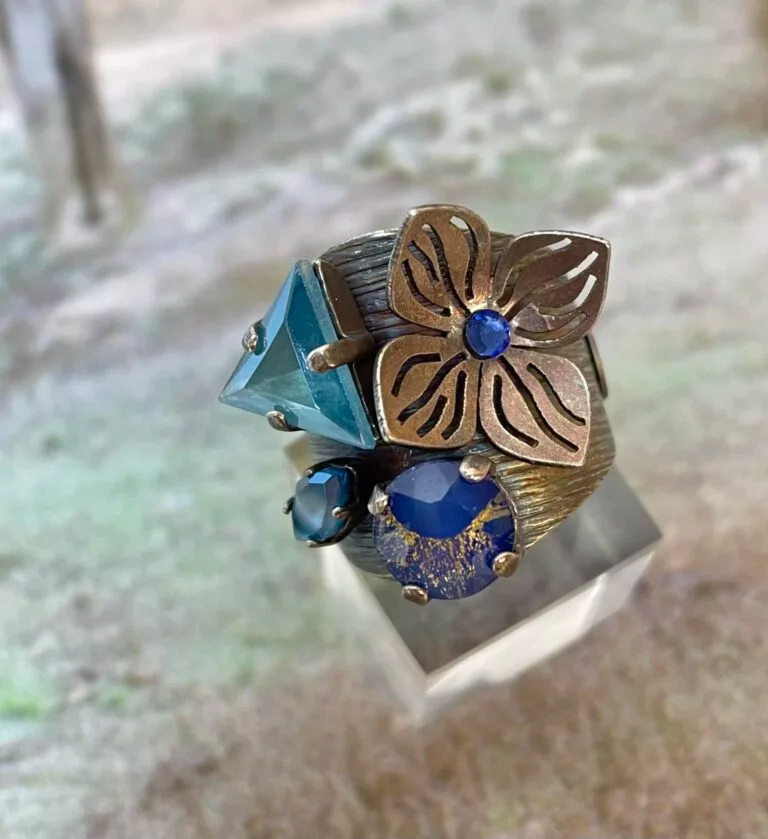 Bague motif hortensia en laiton découpé et cabochons en verre