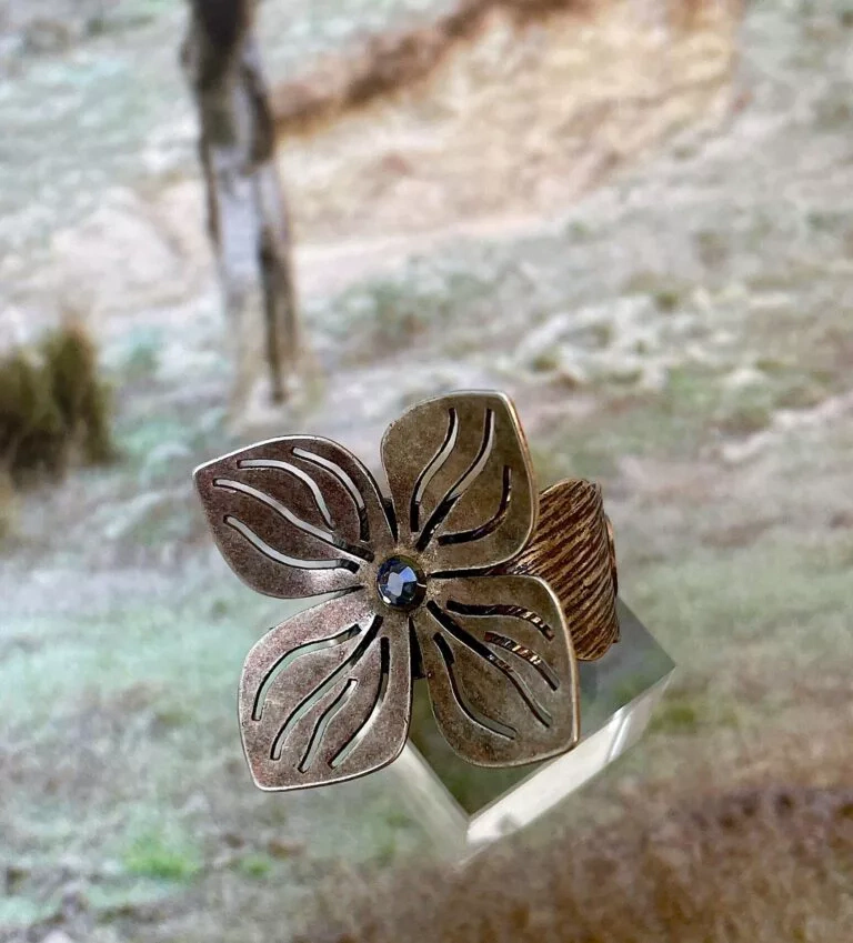 Bague en laiton argent oxydé, motif hortensia