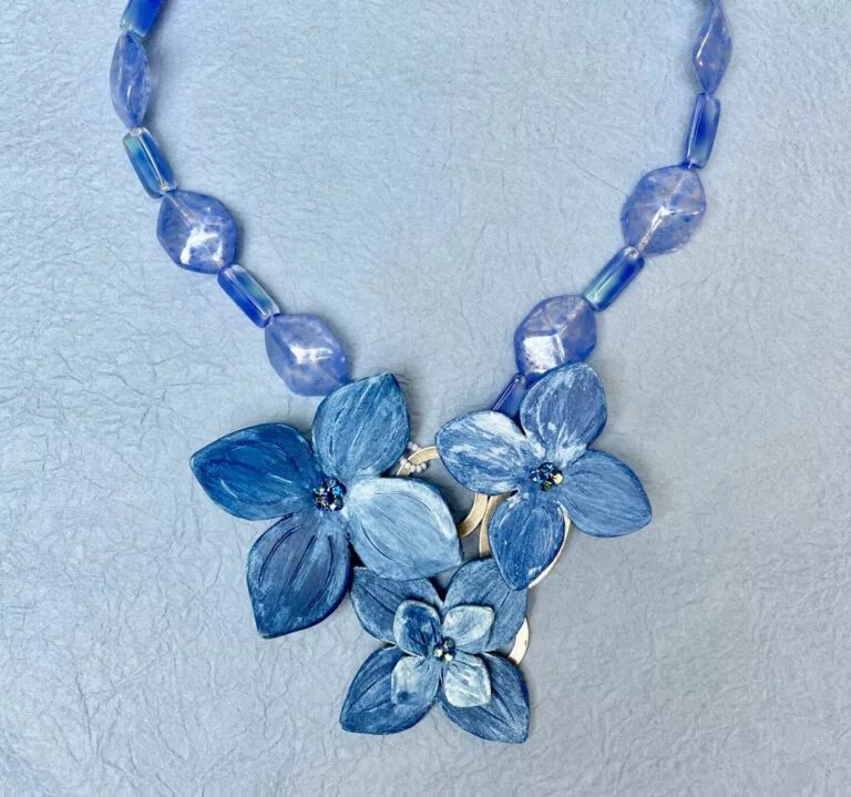 Collier bouquet d’hortensias bleus, papier mâché teinté et perles de verre